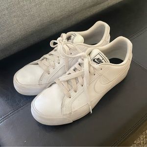 Women’s Nikes Used Great Condition size 7.5!